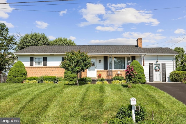 single story home with a front yard