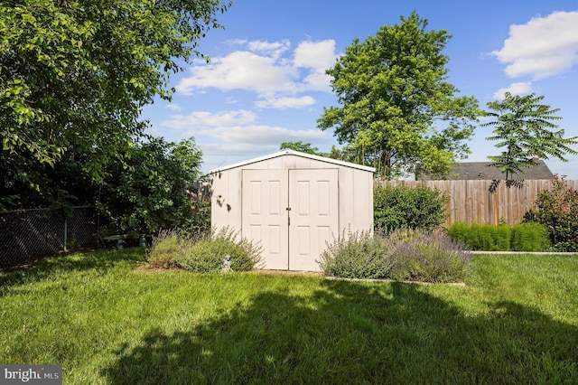 view of outdoor structure featuring a yard