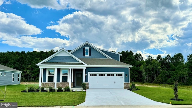 craftsman-style house featuring a front yard