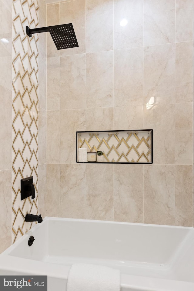 bathroom with tiled shower / bath combo