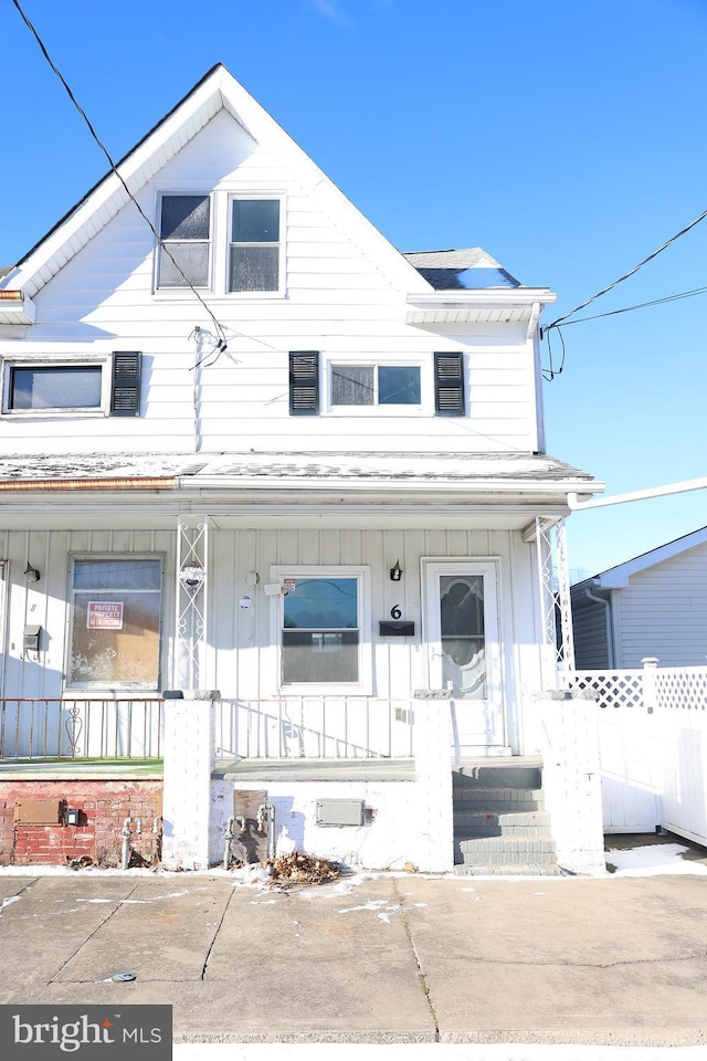 view of front facade featuring a porch