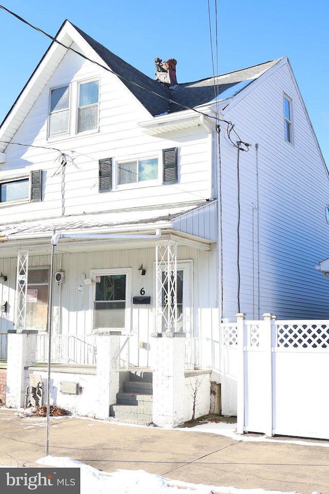 view of front of property featuring a porch