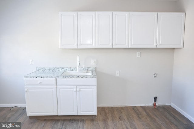 washroom with dark wood-type flooring, cabinets, and sink