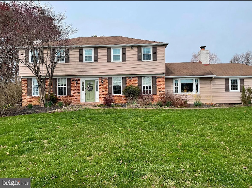 view of front of property with a front lawn