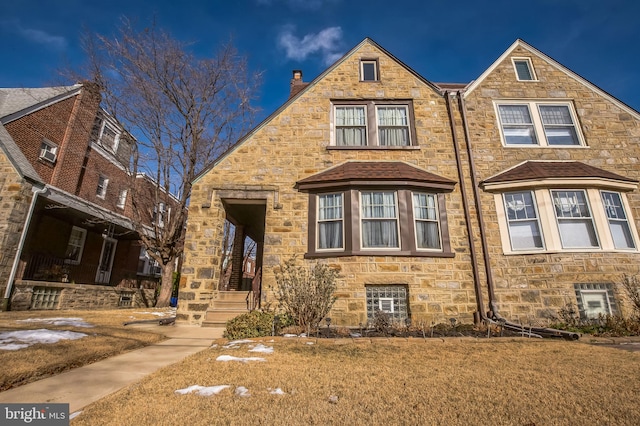 view of front of home featuring a front yard