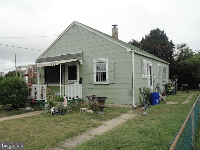 view of front of property featuring a front yard