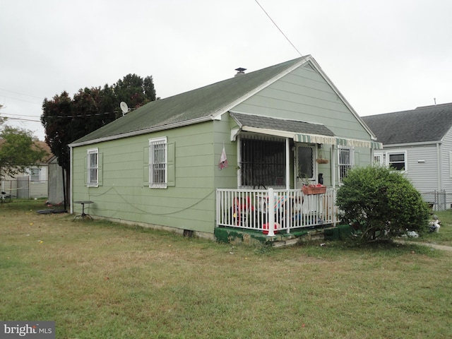 view of front of property with a front yard