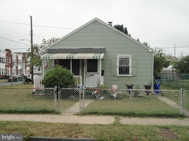 bungalow-style house featuring a front lawn