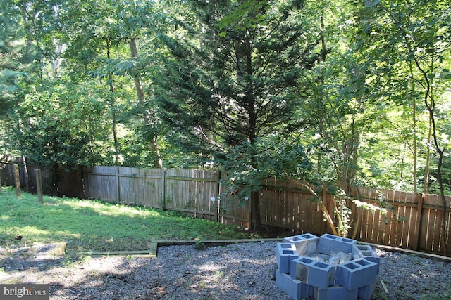 view of yard featuring a fire pit