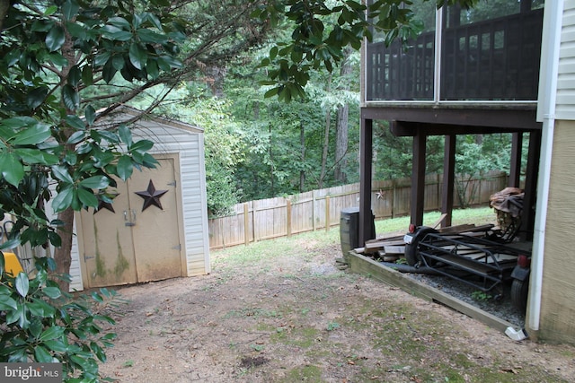 view of yard with a storage unit