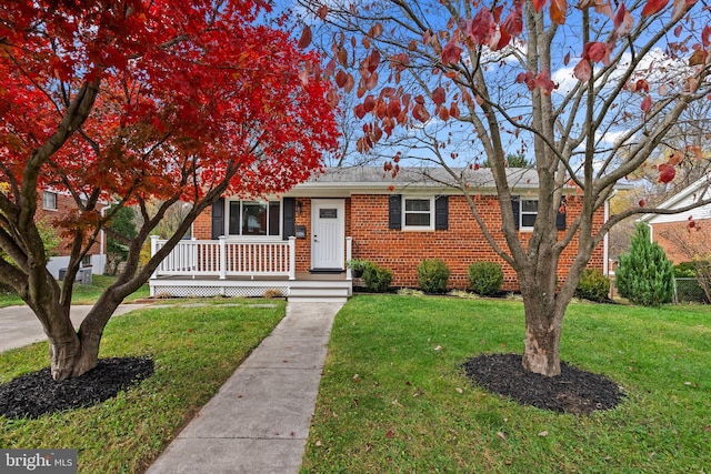 ranch-style home featuring a front lawn