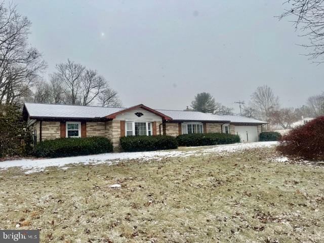 ranch-style house featuring a front lawn