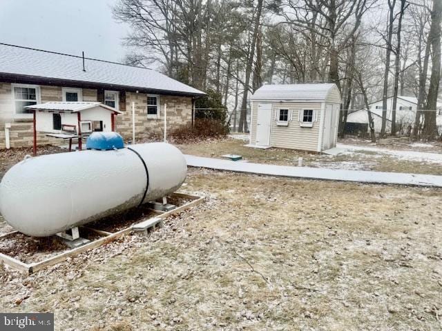 view of yard featuring a shed