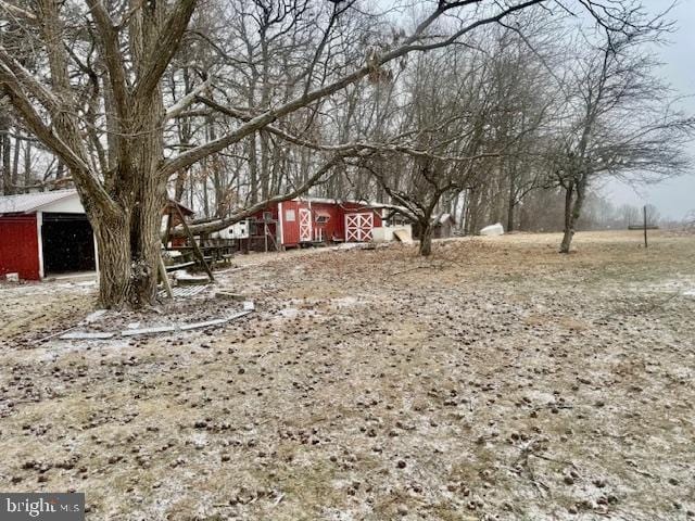 view of yard with an outdoor structure