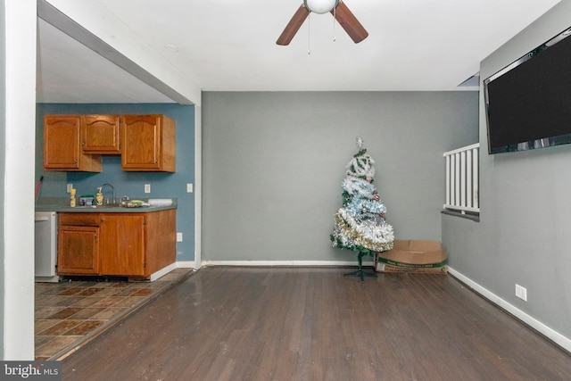 bar with sink, dark wood-type flooring, and ceiling fan