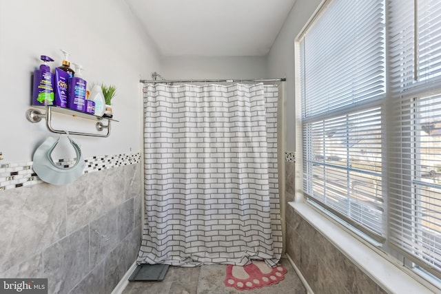 bathroom featuring a shower with shower curtain