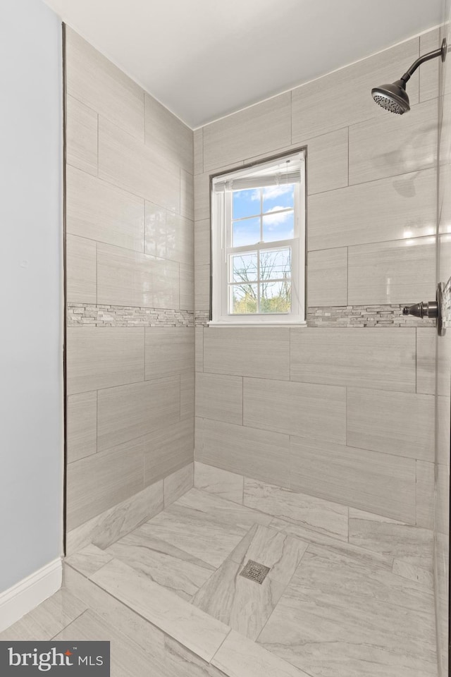 bathroom featuring tiled shower