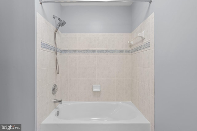 bathroom featuring tiled shower / bath