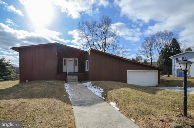 view of front of house featuring a front yard and a garage