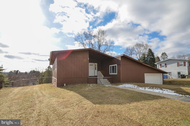 view of front of home featuring a front yard and a garage