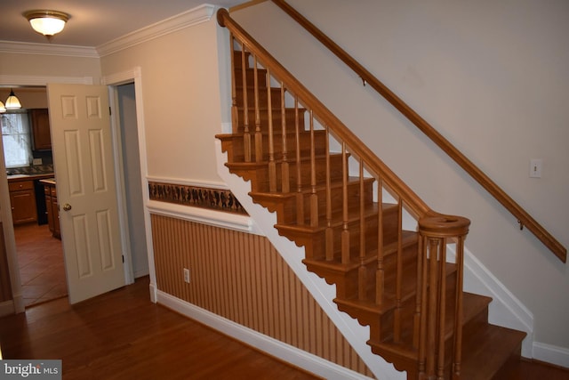 stairs with crown molding and hardwood / wood-style floors