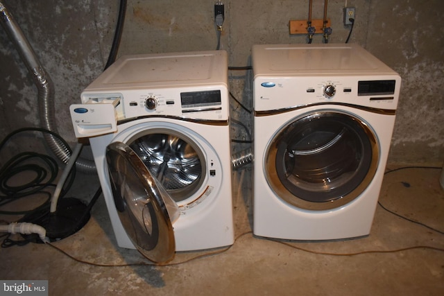 laundry room with washing machine and dryer