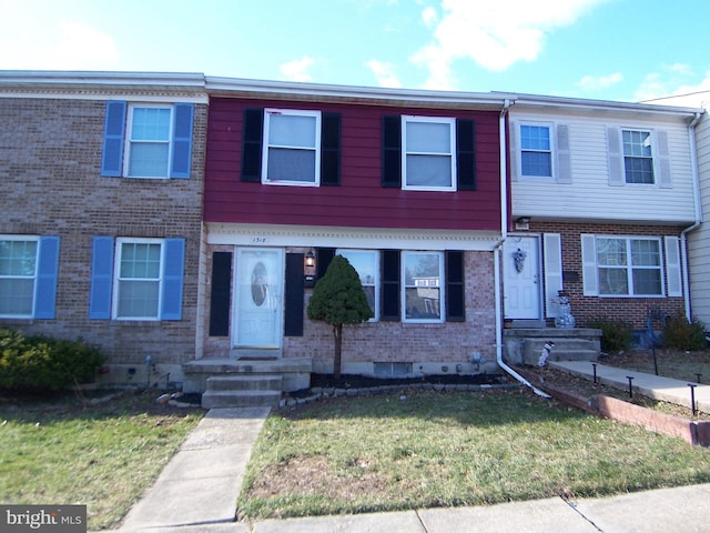 townhome / multi-family property featuring a front yard