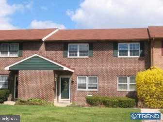 view of front facade with a front lawn