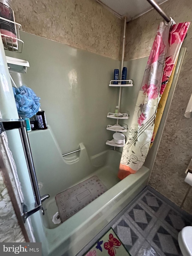 bathroom with shower / bath combo with shower curtain