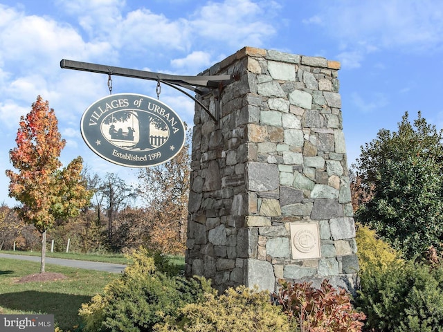 view of community / neighborhood sign