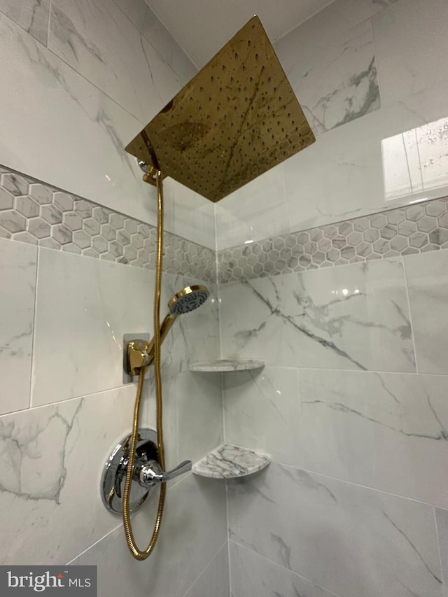 room details featuring tiled shower