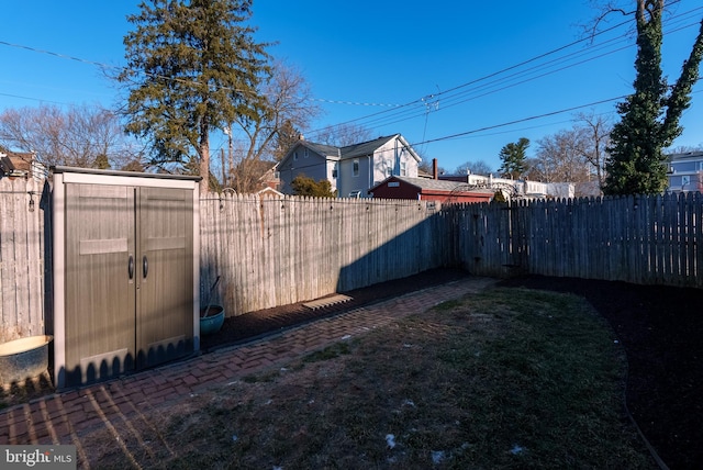 view of yard with an outbuilding