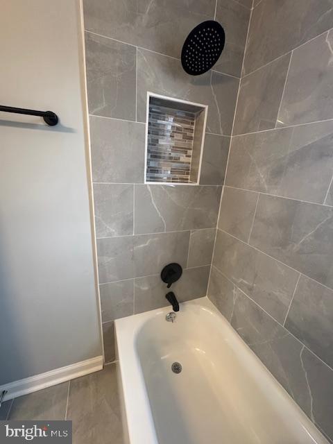 bathroom featuring tiled shower / bath combo