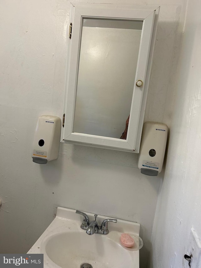 bathroom featuring sink