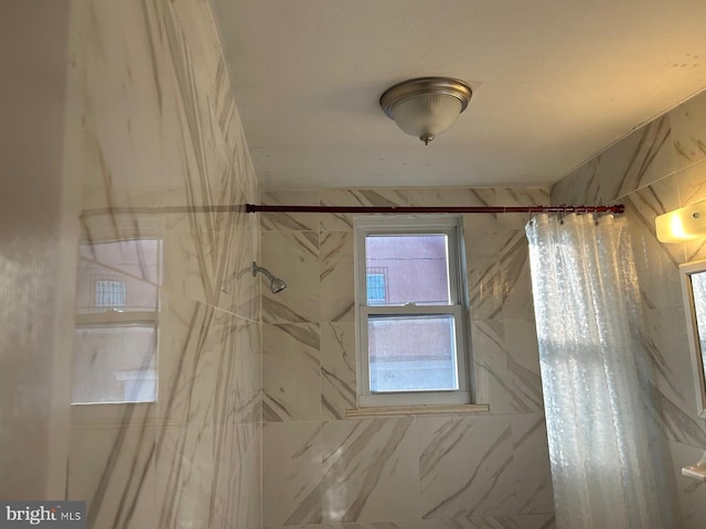 room details featuring a shower with shower curtain