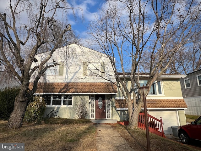 view of front facade featuring a garage