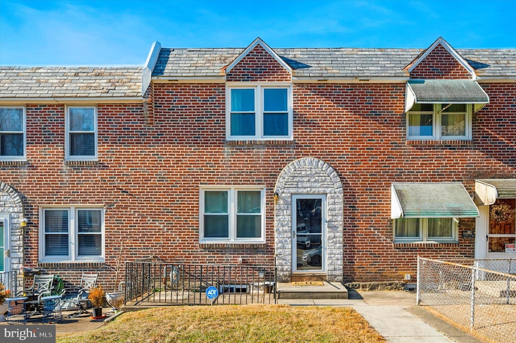 multi unit property featuring a front yard