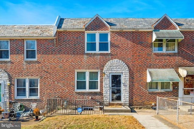 multi unit property featuring a front yard