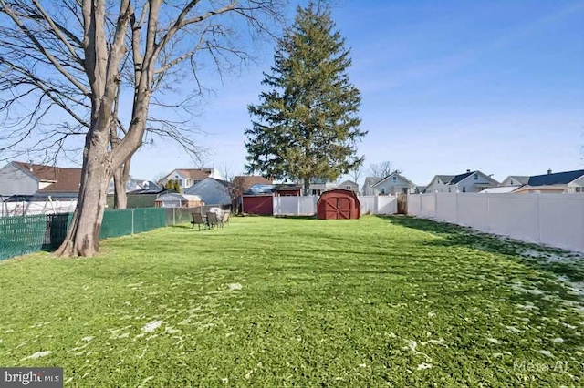 view of yard featuring a storage shed