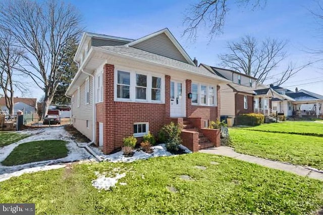 view of front of home featuring a front lawn