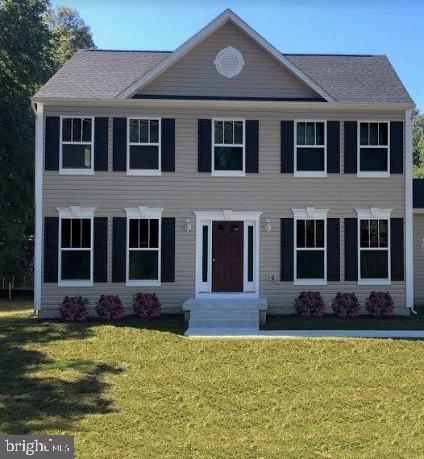 colonial inspired home with a front yard