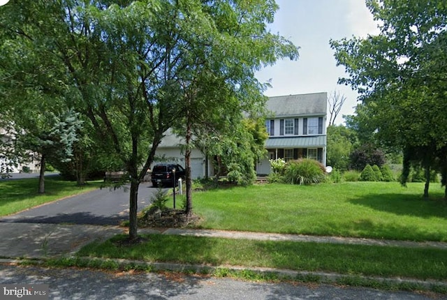 view of front of home featuring a front lawn and a garage