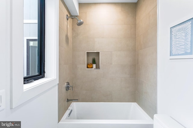 bathroom with tiled shower / bath combo