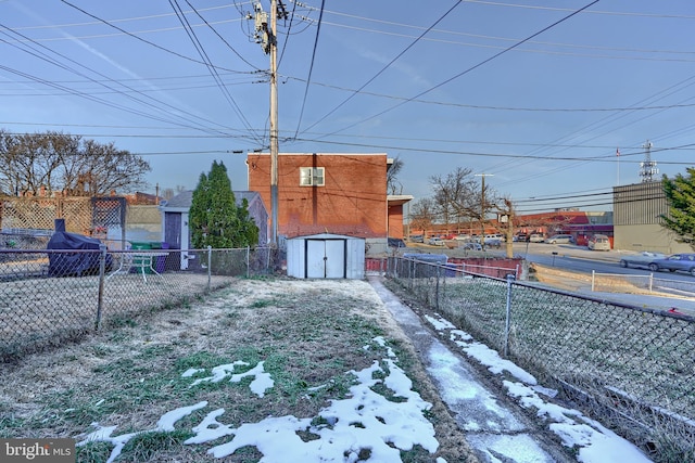 view of yard featuring a shed