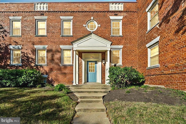 view of front facade with a front lawn