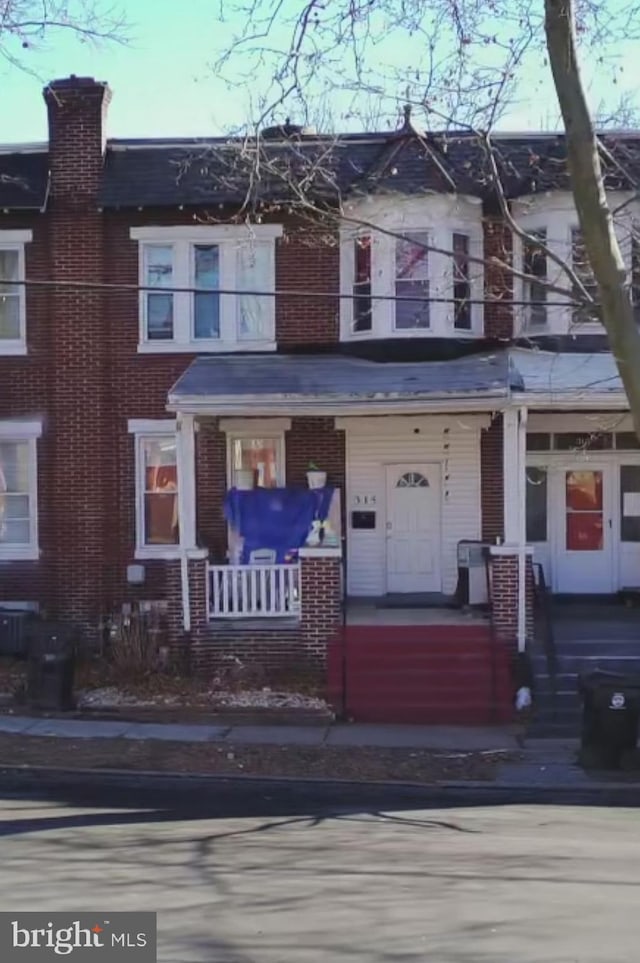 townhome / multi-family property featuring covered porch