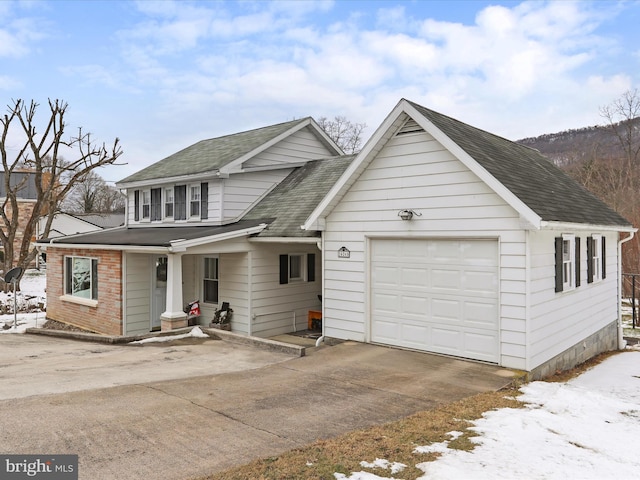 view of front of property featuring a garage