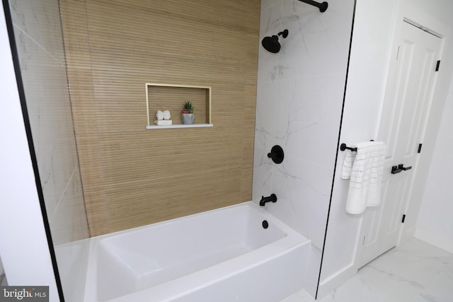 bathroom with tiled shower / bath