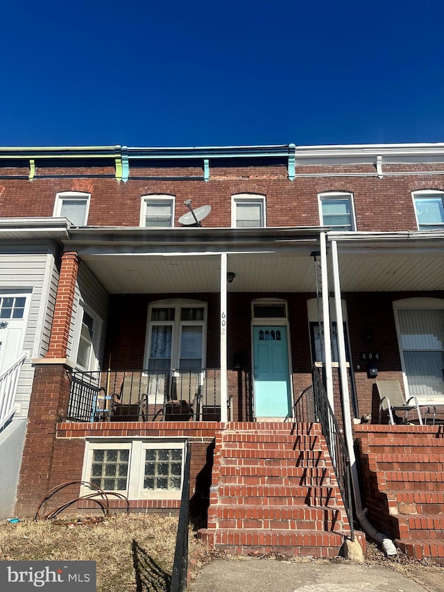 view of front of property featuring a porch