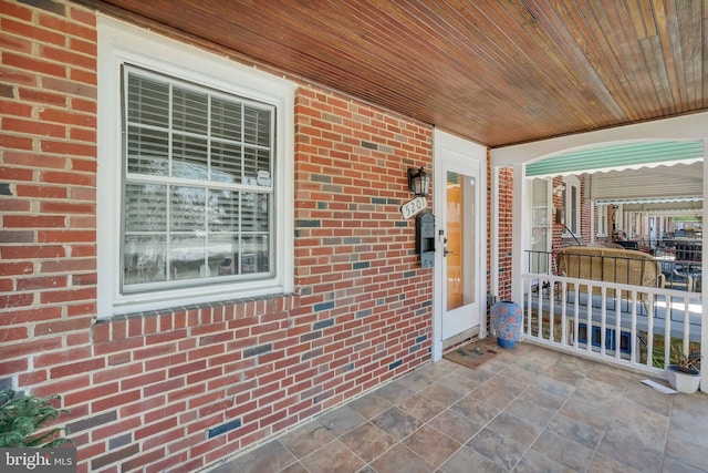 property entrance with covered porch